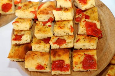 Bari stili Focaccia ekmekli tepsi. Apulian yemeği. Fırın yemeği.