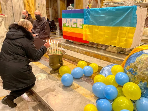 우크라이나를위한 이탈리아 가톨릭 교회에서 기도를 드리고 러시아 우크라이나를위해 기도하라 Taranto — 무료 스톡 포토