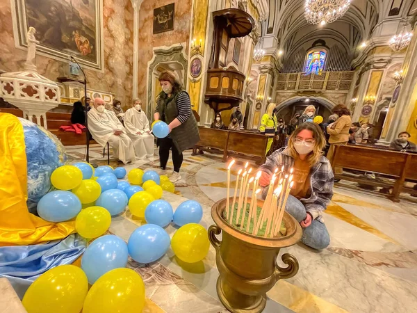 Gebedswake Een Italiaanse Katholieke Kerk Voor Oekraïne Oorlog Tegen Rusland — Gratis stockfoto