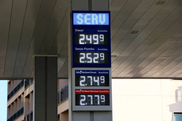 İtalya 'da akaryakıt fiyatlarında rekor artış. Benzin ve mazot litre başına 2 'den fazla. Benzin istasyonu