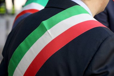 İtalyan belediye başkanının üç renkli bandına yakın çekim. İtalyan siyaseti, belediye başkanlığı seçimleri