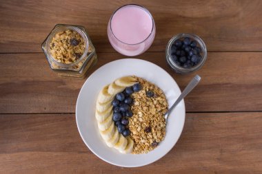 Müsli, yaban mersini ve muz tabağı - üst görünüm
