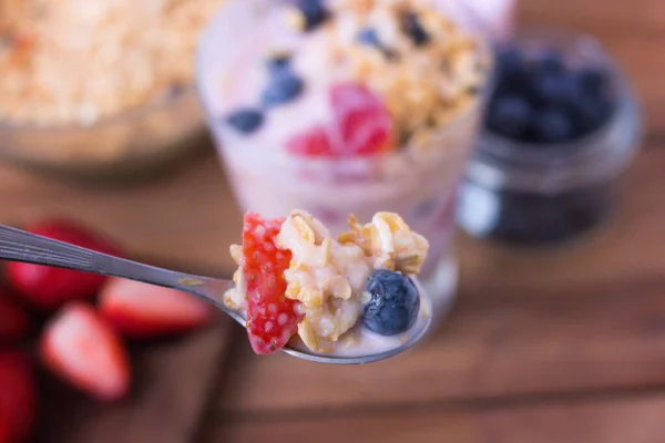 Cucchiaio Che Serve Yogurt Cereali Fragole Mirtilli — Foto Stock
