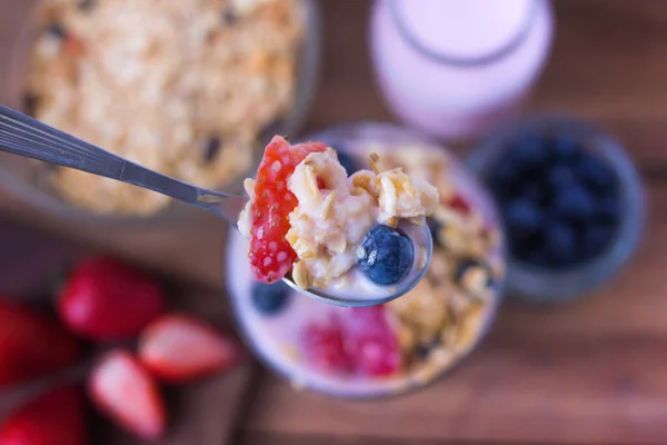 Löffel Mit Joghurt Müsli Erdbeeren Und Blaubeeren Auf Einem — Stockfoto