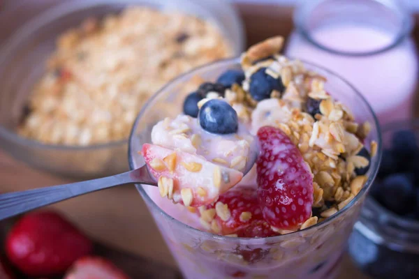 Cucchiaio Che Serve Yogurt Cereali Fragole Mirtilli Clo — Foto Stock