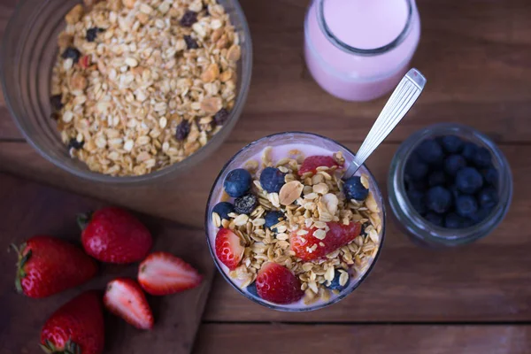 Gelas Dengan Yogurt Sereal Stroberi Dan Blueberry Atas Kayu — Stok Foto