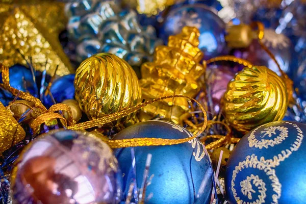 Zlaté Modré Vánoční Ozdoby Stříbrném Modrém Pozadí Detailní Makro — Stock fotografie