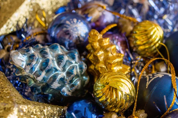 Zlaté Modré Vánoční Ozdoby Stříbrném Modrém Pozadí Detailní Záběr — Stock fotografie