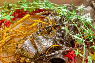 İçinde kurdeleler ve Noel süsleri olan bir kutu. Çanlar.