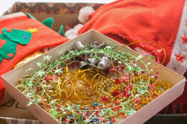 İçinde çeşitli Noel süslemeleri bulunan kutular - yakın plan