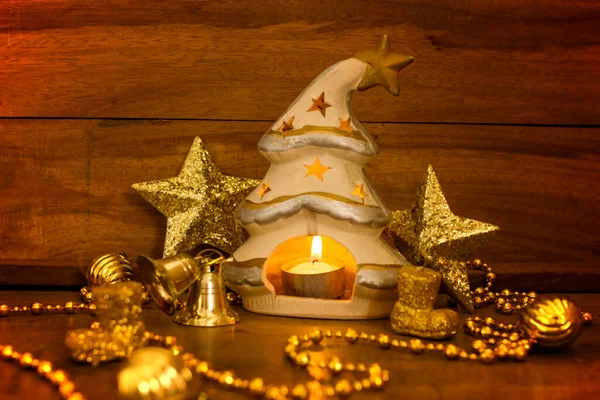 Linterna Forma Árbol Navidad Con Una Vela Encendida Con Adornos — Foto de Stock