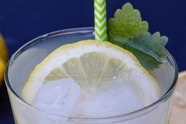 Detail Lemon Slice Glass Lemonade Mint Ice Macro — Stok fotoğraf