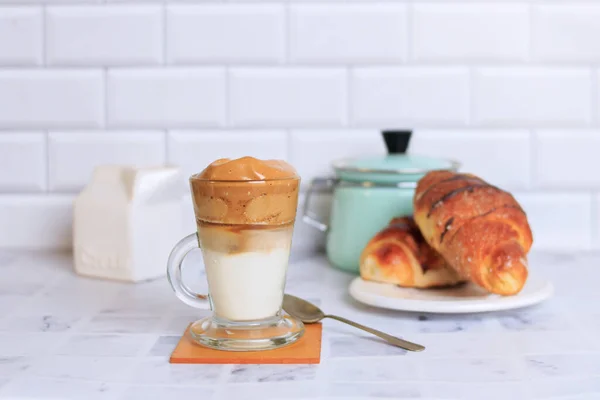 Dalgona Koffie Transparant Kopje Met Croissant — Stockfoto