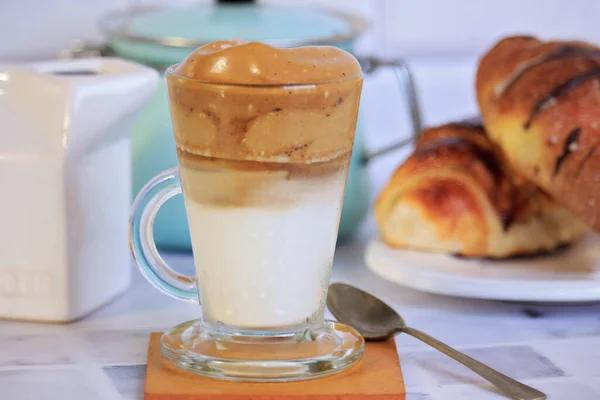 Dalgona Koffie Transparant Kopje Met Croissant Close — Stockfoto