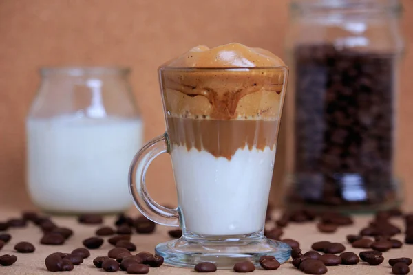 Vers Gebrouwen Dalgona Koffie Transparant Kopje Koffiebonen Bruine Achtergrond Close — Stockfoto