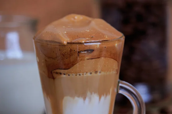 Frisch Gebrühter Dalgona Kaffee Transparenter Tasse Auf Braunem Hintergrund Nahaufnahme — Stockfoto