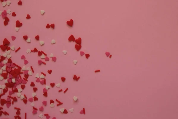 Fond rose avec saupoudrer les cœurs avec de l'espace pour le texte — Photo