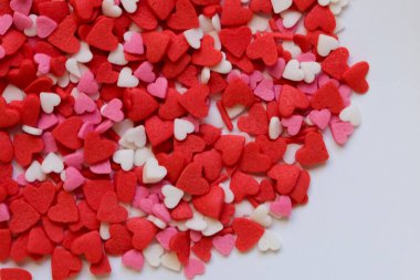 Beyaz arkaplana kalpler serpin metin için bir yer