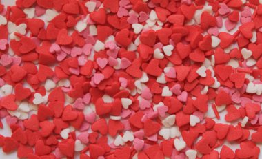 Beyaz arkaplana kalpler serpin metin için bir yer