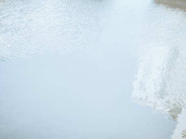 Sudaki evlerin bulanık yansıması