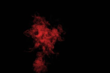 Renkli kırmızı buhar, siyah arka planda duman, fotoğraflarınıza eklemek için. Sarı-turuncu duman, buhar, aroma. Gizemli Cadılar Bayramı fotoğrafları yarat. Soyut arkaplan, tasarım ögesi