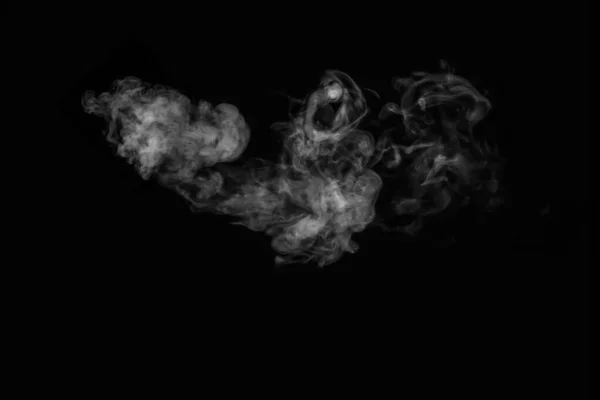 Biały dym na czarnym tle. Domyśliłem się dymu na ciemnym tle. Streszczenie tła, element projektu — Zdjęcie stockowe