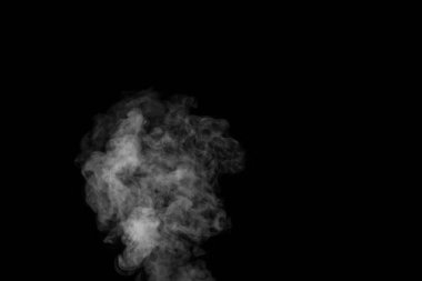 Siyah arka planda izole edilmiş beyaz kıvırcık buhar dumanı. Gizemli Cadılar Bayramı fotoğrafları oluştur