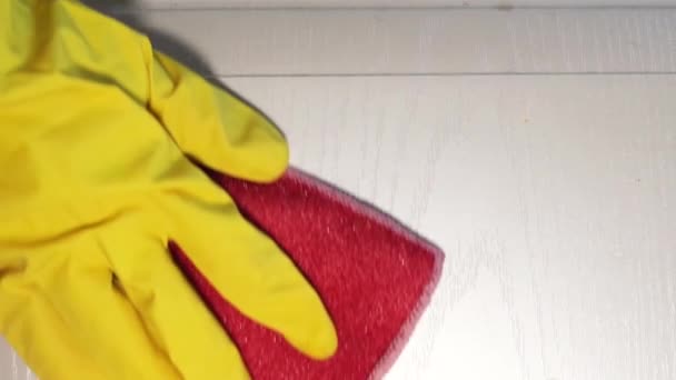 Hand Een Gele Beschermende Rubberen Handschoen Vegen Vuil Met Een — Stockvideo