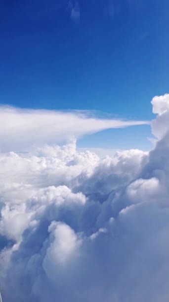 Létání přes krásné husté nadýchané mraky. Detailní video bílých velkých mraků na modré slunné obloze. — Stock video