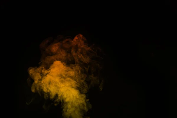 Fragment de fumée de vapeur jaune orangé isolé sur fond noir, gros plan. Créez des photos d'Halloween mystiques. Contexte abstrait, élément design — Photo