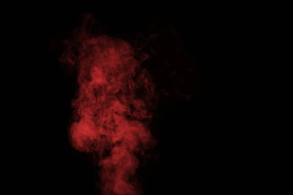 Kırmızı buhar dumanı siyah arka planda izole edilmiş, yakın plan. Gizemli Cadılar Bayramı fotoğrafları yarat. Soyut arkaplan, tasarım ögesi — Stok fotoğraf