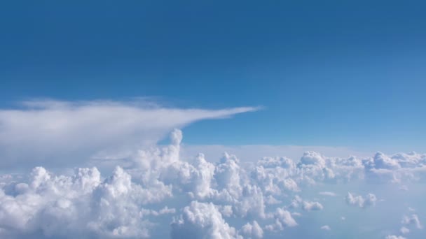 Voler à travers de beaux nuages épais et duveteux. Gros plan vidéo de gros nuages blancs sur un ciel bleu ensoleillé. — Video