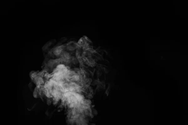 Siyah arka planda izole edilmiş beyaz kıvırcık buhar dumanı, yakın plan. Gizemli Cadılar Bayramı fotoğrafları oluştur. — Stok fotoğraf