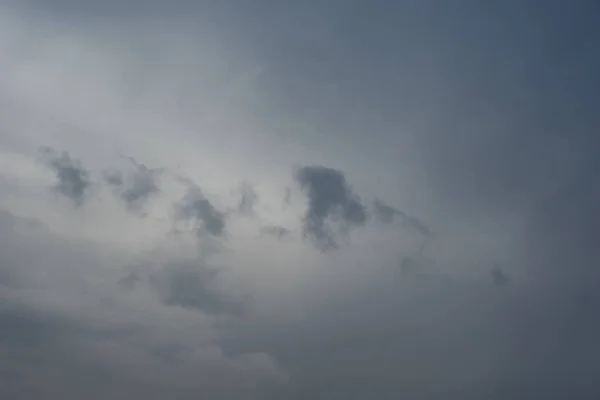 Grå molnig himmel med vackert solljus bakgrundsbelysta moln. En naturlig himmel bakgrund att blanda med dina bilder — Stockfoto