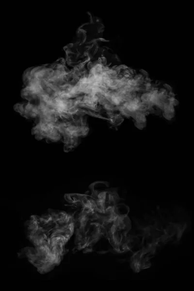 Conjunto de dos vapores gorizontales blancos calientes aislados sobre fondo negro, de primer plano. Crear fotos místicas de Halloween — Foto de Stock