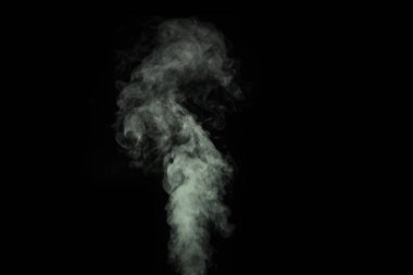 Siyah arka planda izole edilmiş yeşil gri kıvırcık buhar dumanı. Gizemli Cadılar Bayramı fotoğrafları oluştur.