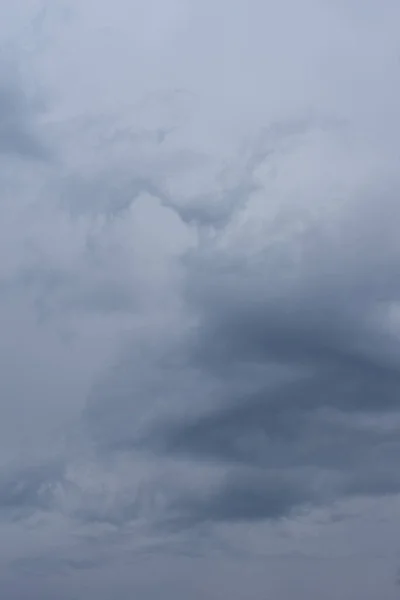 Cielo nublado gris con hermosas nubes esponjosas volumétricas, marco vertical. Un fondo natural del cielo para mezclar con tus fotos. — Foto de Stock