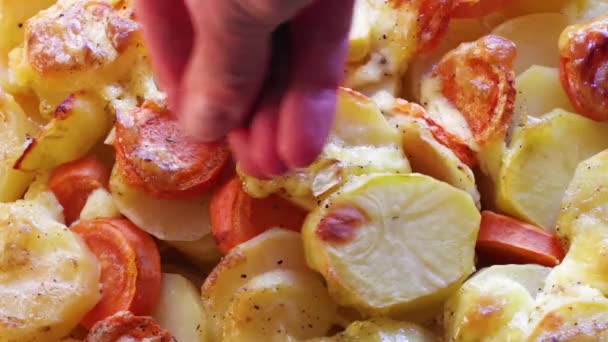 Kycklingar hand hälla kryddor, örter på hembakad potatis med stekt skorpa, morötter, lök, Full HD — Stockvideo