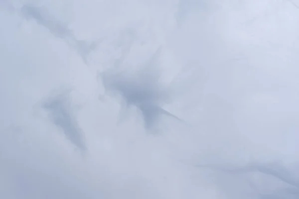 Cielo nublado gris con increíbles nubes oscuras. Un fondo natural del cielo para mezclar con tus fotos — Foto de Stock