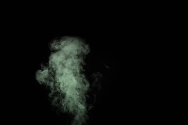 Кудрявый зелёный пар, туман или дым выделяют прозрачный спецэффект на чёрном фоне. Абстрактный туман — стоковое фото