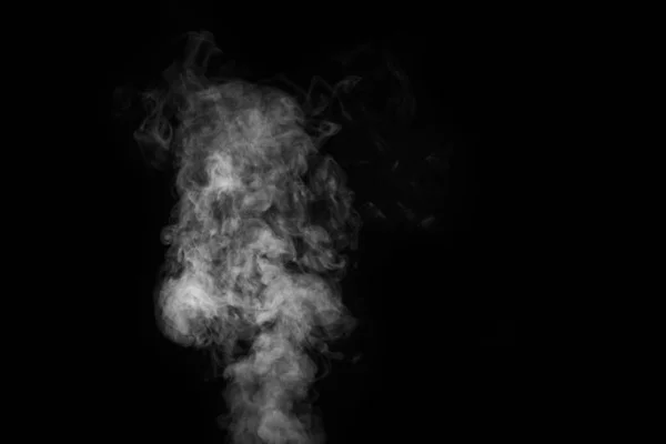 Fragment von weißem, lockigem Rauch, isoliert auf schwarzem Hintergrund. Mystische Halloween-Fotos erstellen. — Stockfoto