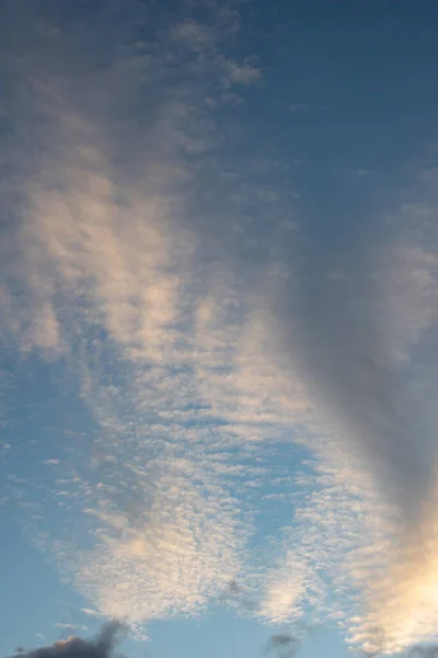 Cielo anaranjado ardiente del atardecer y nubes oscuras dramáticas del cúmulo, cielo de la tarde, marco vertical. Fondo celestial para superponer — Foto de Stock