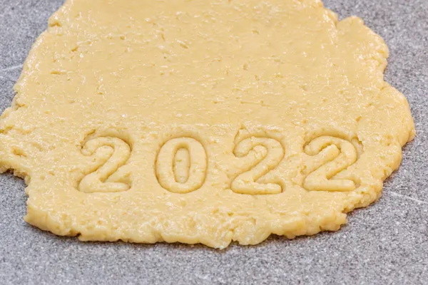 Biscoitos de gengibre de massa crua com números 2022 para biscoitos de Ano Novo e Natal. Feliz ano novo 2022 — Fotografia de Stock
