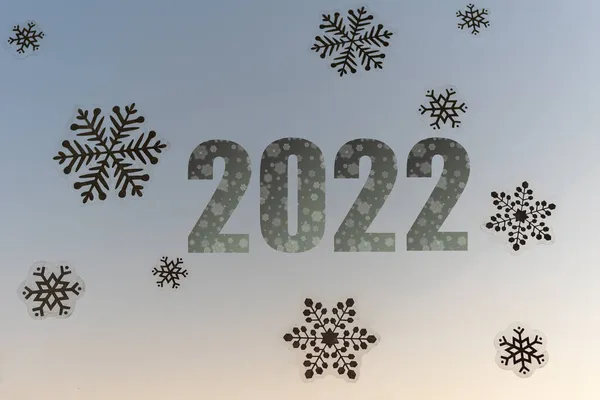 Decoração de Natal da janela com adesivos de flocos de neve brancos e inscrição azul 2022 — Fotografia de Stock