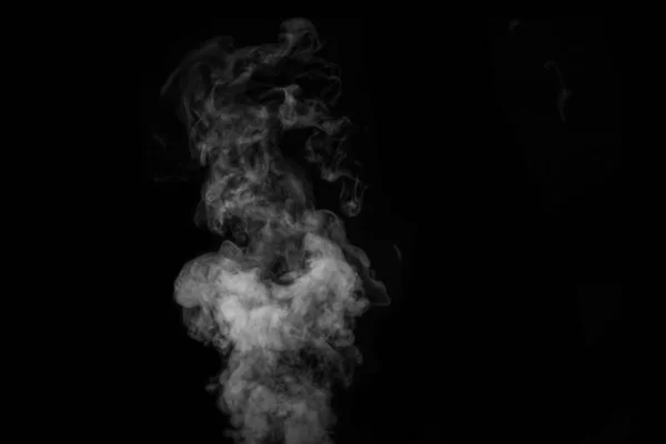 Fragmento de humo de vapor rizado caliente blanco aislado sobre un fondo negro, de cerca. Crear fotos místicas de Halloween. Fondo abstracto, elemento de diseño — Foto de Stock