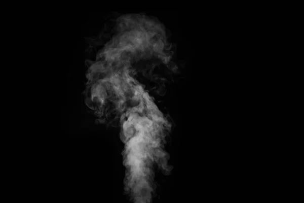 Fumo de vapor encaracolado quente branco isolado em fundo preto, close-up. Fundo abstrato, elemento de design — Fotografia de Stock