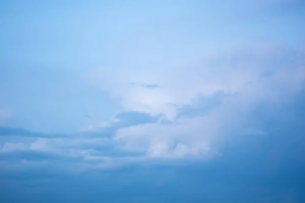 Blå Himmel Med Fluffiga Glödande Ljusblå Moln Perfekt Vacker Naturlig — Stockfoto