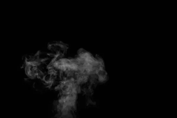 白色蒸气从空气饱和器喷出蒸汽 黑色背景上的烟雾碎片图片覆盖的抽象背景 设计元素 — 图库照片