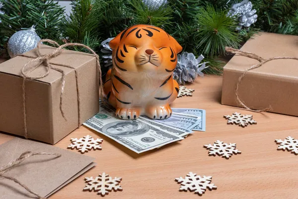 Ein Sparschwein Form Eines Tigers Steht Auf Bargeld Dollars Auf — Stockfoto