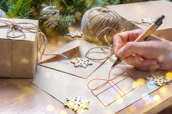 Mujer Escribiendo Una Carta Navidad Para Santa Dibujando Una Caja —  Fotos de Stock